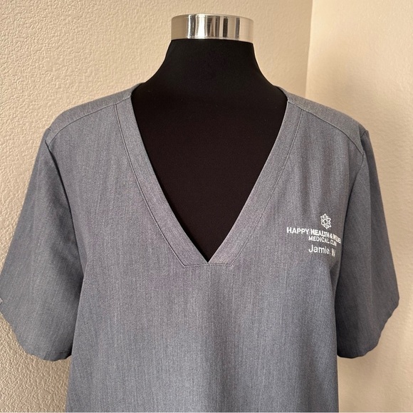 FIGS Casma 3-pocket Scrub Top Grey PO3260 - Picture 4 of 16